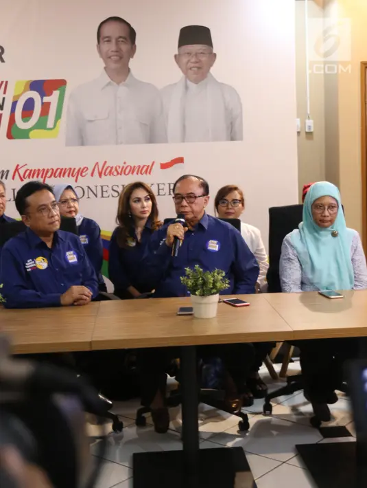 Watimpres Sidarto Danusubroto (tengah) memberi paparan dalam focus group discussion (FGD) Tragedi Mei 98 di Jakarta, Jumat (8/2). FGD menceritakan fakta-fakta yang terjadi dalam tragedi 12 Mei 98. (Liputan6.com/Angga Yuniar)