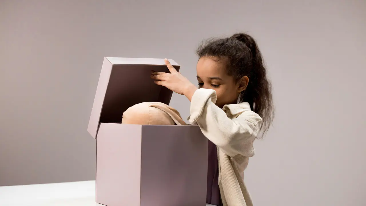 Anak dengan hadiah
