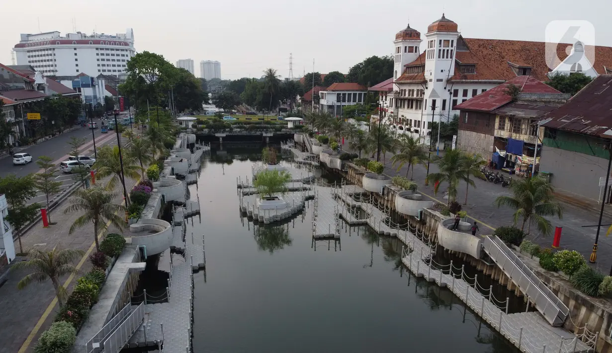 Suasana kawasan Kali Besar kawasan Kota Tua Jakarta, Selasa (21/4/2020). Seiring pelaksanaan WFH dan PSBB di DKI Jakarta, kawasan wisata terbuka yang biasanya ramai dikunjungi kini terlihat lengang. (Liputan6.com/Helmi Fithriansyah)