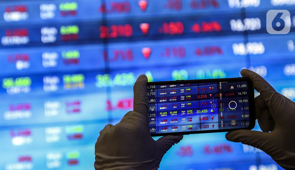 Karyawan mengambil gambar layar Indeks Harga Saham Gabungan (IHSG) di Bursa Efek Indonesia, Jakarta, Jumat (22/1/2021). Sebanyak 111 saham menguat, 372 tertekan, dan 124 lainnya flat. (Liputan6.com/Johan Tallo)