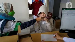 Pemudik menjalani tes GeNose sebelum berangkat dari Terminal Poris Pelawad, Kota Tangerang, Banten, Rabu (5/5/2021). H-1 pemberlakuan larangan mudik, banyak warga memilih mudik lebih awal dan harus melakukan tes COVID-19 19 sebelum diberangkatkan ke kota tujuan. (Liputan6.com/Angga Yuniar)