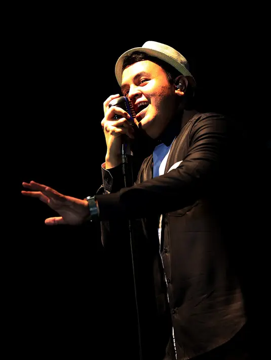 Pelantun 'Gajah' hangatkan suasana Jakarta yang sedang diguyur hujan. Dalam duetnya dengan Raisa di konser ini, mereka berkolaborasi membawakan lagu ‘Teman Hidup’ dan ‘Tuan Nona Kesepian’ milik Tulus. (Wimbarsana/Bintang.com)