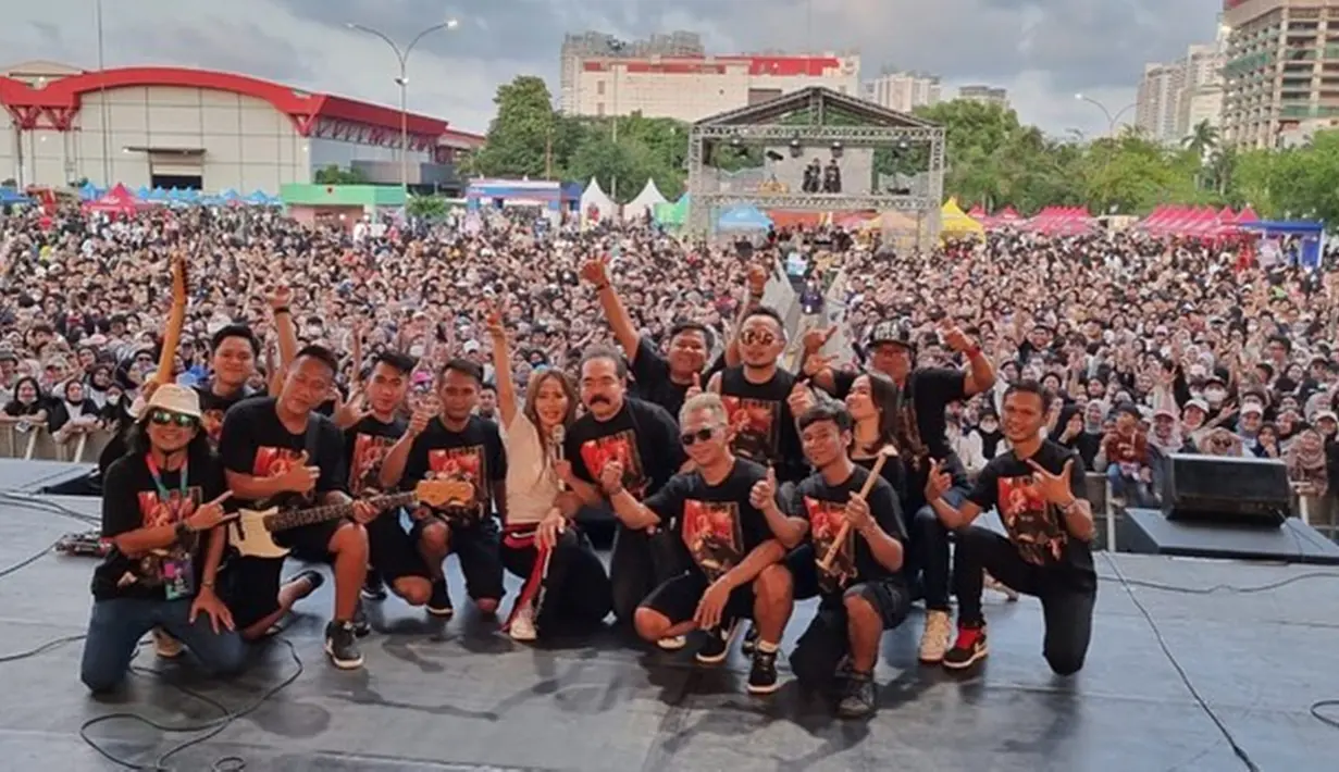 Di usianya yang kini menginjak 44 tahun, Inul masih begitu energik saat manggung. Apalagi saat mengajak sang suami ikut tampil ke atas panggung. Penampilan yang heboh dari pasangan yang menikah pada tahun 1995 itu pun membuat penonton terhibur. Seperti potretnya bareng pemain band ini. (Liputan6.com/IG/@inul.d)