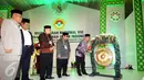 Menteri Agama Lukman Hakim Saifudin (kanan) memukul gong saat membuka Munas VIII Lembaga Dakwah Islam Indonesia di Jakarta, Selasa (8/11). Munas bertujuan membangun perpektif baru dalam kehidupan berbangsa dan bernegara. (Liputan6.com/Helmi Fithriansyah)