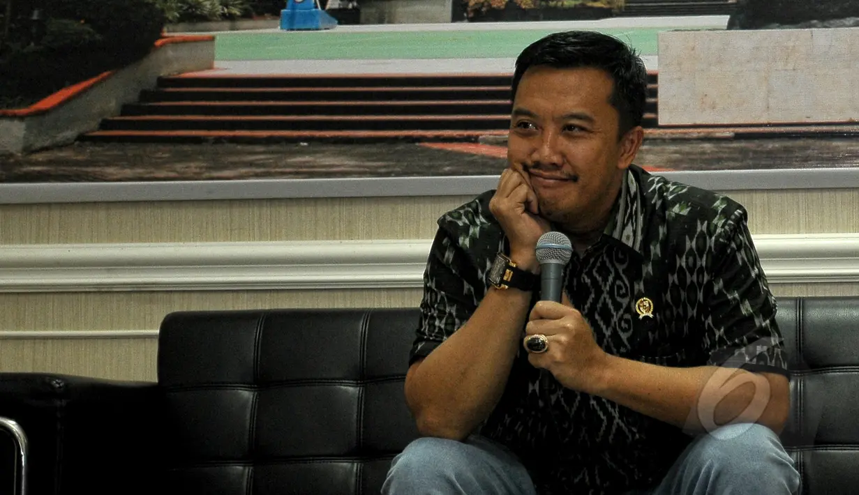 Menpora Imam Nahrawi mendengarkan pertanyaan wartawan saat konferensi pers terkait pembentukan tim transisi PSSI, Jakarta, Jumat (8/5/2015). Menpora mengumumkan sejumlah nama yang menjadi Tim Transisi. (Liputan6.com/Yoppy Renato)
