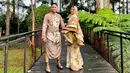 Meski sibuk dengan tugas sebagai Plt. Bupati Bandung Barat, namun Hengky Kurniawan juga masih sering mengunggah momen mesra bersama sang istri di berbagai kesempatan. Tak jarang pula dirinya turut mengunggah momen kompak dan mesra dengan Sonya Fatmala dalam akun Instagram pribadinya. (Liputan6.com/IG/@hengkykurniawan)