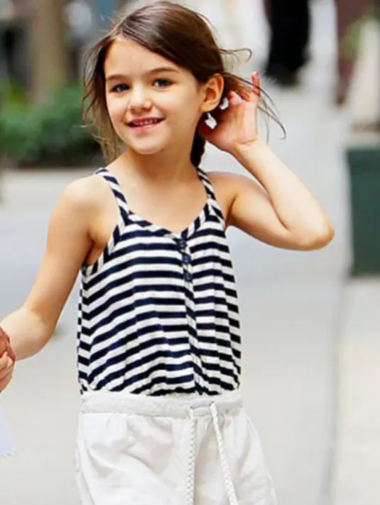 Inspirasi fesyen Suri Cruise diturunkan oleh sang ibunda Katie Holmes.  (via instagram@cruisesuri/Bintang.com)