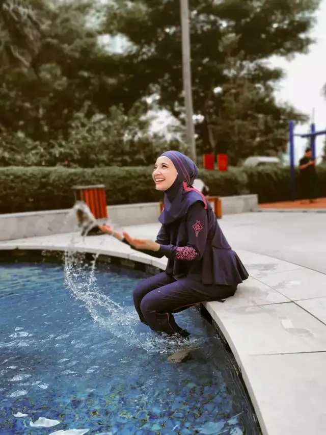 Potret Zaskia Sungkar mengenakan baju renang muslimah
