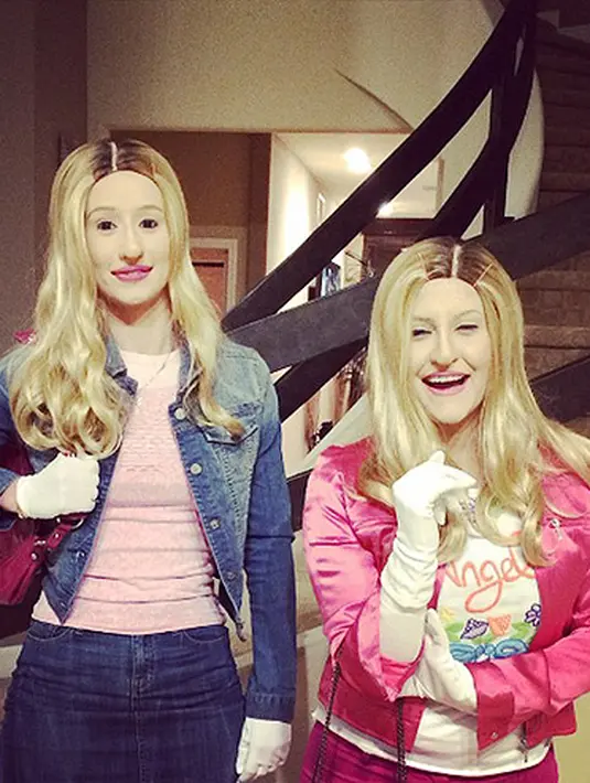 Rapper cantik Iggy Azalea meniru Marlon Wayans dalam film 'White Chicks' yakni agen FBI yang menyamar menjadi sosialita. (via people.com)
