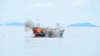 Tiga kapal asing itu ditembak oleh kapal Penyidik Pegawai Negeri Sipil (PPNS) bersama TNI Angkatan Laut dan Bakorkamla di perairan Anambas, Kepulauan Riau, Jumat (5/12/2014). (Dokumentasi Puspen TNI)