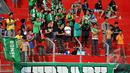 Suporter Persebaya "Bonek" memberikan dukungan kepada tim kesayangan mereka saat berlaga di SCM Cup 2015, Stadion H Agus Salim, Padang, Senin (19/1/2015). (Liputan6.com/Johan Tallo)