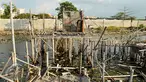 Kondisi toilet umum yang berada di kawasan wisata Pantai Marunda, Jakarta, Rabu (10/8). Kurangnya perhatian dari pemerintah membuat kawasan wisata tersebut terlihat kumuh dan mengganggu pemandangan. (Liputan6.com/Gempur M Surya)
