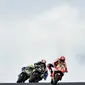 Pembalap Repsol Honda, Marc Marquez memimpin balapan MotoGP Australia saat berlangsung di Phillip Island (22/10). Balapan berjalan semakin seru saat menyisakan delapan lap lagi. (AFP Photo/Paul Crock)