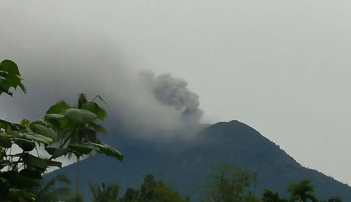 Kondisi Gunung Agung di Kabupaten Karangasem, Bali kembali mengeluarkan awan asap, Selasa (21/11). Saat ini, Gunung Agung sendiri berada dalam status siaga 3. (twitter.com/bnpb_indonesia)