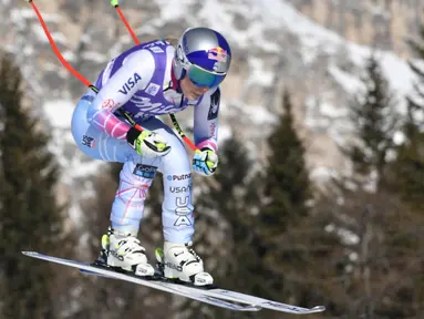 Lindsey Vonn dari Amerika Serikat melompat dengan skinya saat berkompetisi di FIS Alpine World Cup Women's Downhill di Cortina d'Ampezzo, Pegunungan Alpen Italia (20/1). (AFP Photo/Tiziana Fabi)