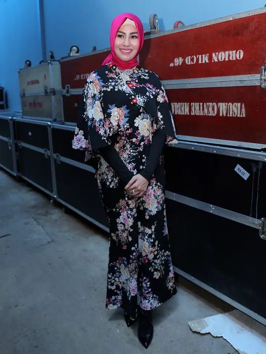 Saat keinginan mengenakan hijab tersebut belum terlaksana, beberapa kali perempuan kelahiran Palembang 27 tahun itu mengalami pergolakan batin yang membuatnya hingga meneteskan air mata. (Deki Prayoga/Bintang.com)