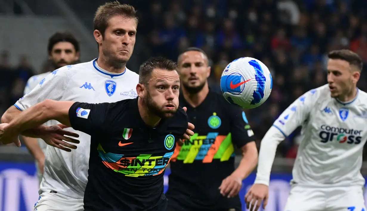 Stefan De Vrij tercatat telah membela Inter Milan selama 6 musim sejak didatangkan dari Lazio pada awal musim 2018/2019 dengan status bebas transfer. Bek tengah Timnas Belanda berusia 31 tahun ini hingga kini telah tampil dalam 211 laga bersama Inter Milan di semua kompetisi dengan torehan 9 gol dan 7 assist. (AFP/Miguel Medina)