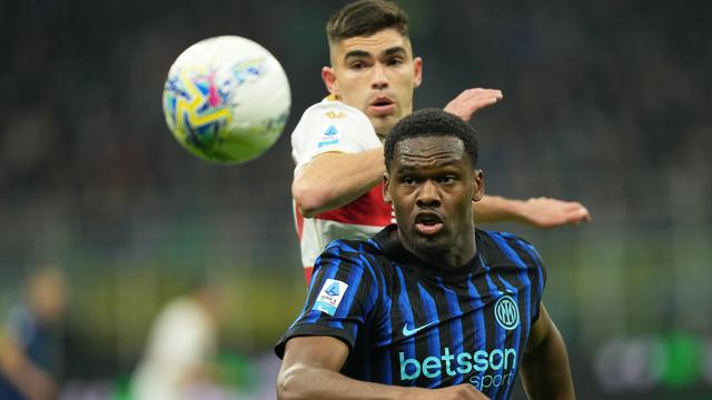 Pemain Inter Milan Ange-Yoan Bonny (depan) berebut bola dengan pemain Genoa Johan Vasquez