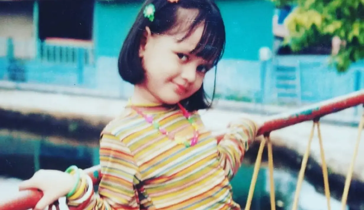 Perempuan 26 Mei 1993 ini sudah percaya diri bergaya sedari kecil. Ia pandai berpose dan tidak takut akan kamera. Percaya dirinya Cut Meyriska ini menjadi cikal bakal bagus buat dirinya yang terbiasa bergaya di depan kamera. (Liputan6.com/IG/cutratumeyriska)