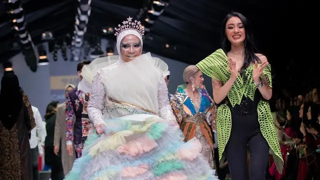 Potret Melly Goeslaw di Jakarta Fashion Week 2020 (sumber: instagram/melly_goeslaw)