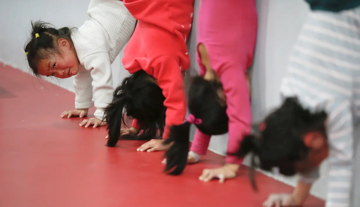 Seorang murid terlihat menangis saat mengikuti latihan di sekolah atletik Shanghai Yangpu Youth Amateur, China (18/5). Sistem sekolah olahraga di China telah sangat membantu meraih kesuksesan dengan didikan kerasnya. (REUTERS/Aly Song)