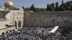 Pria-pria Yahudi berdoa dengan mengenakan selendang saat mereka berpartisipasi dalam pemberkatan selama hari raya Yahudi Sukkot di Tembok Barat di bawah masjid Kubah Batu di Kota Tua Yerusalem, Rabu, 12 Oktober 2022. (AP Photo/Tsafrir Abayov)
