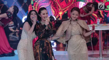 Aksi pedangdut Dewi Perssik (kiri), Siti Badriah (kanan), dan  Zaskia Gotik (tengah) saat tampil dalam Indonesian Dangdut Awards 2018 di Jakarta, Jumat (12/10). Mereka membawakan lagu Bintang Pentas, Bara Bere, dan Tarik Selimut. (Faizal Fanani)