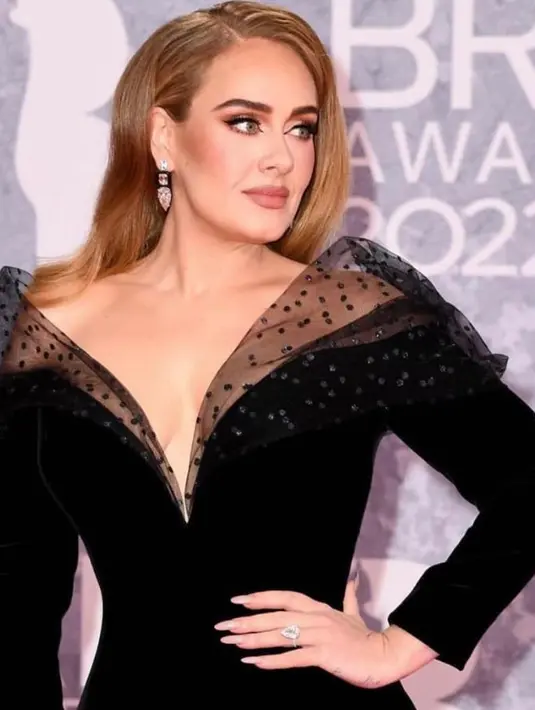 Gaya klasik elegan yang ditata oleh Jamie Mizrahi itu, Adele mengenakan cincin berlian berbentuk buah pir. Cincin berlian rancangan Lorraine Schwartz ini dikenakan di tengan kirinya, tepat di atas tato "Paradise" milik Adele (instagram/lorraineschwartz)