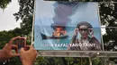 Dalam poster tersebut, Menteri Susi seperti baru mengenakan kacamata hitam dan di bagian belakang ada kapal yang terbakar api karena dihancurkan, Jakarta. Foto diambil pada Kamis (11/12/2014). (Liputan6.com/Miftahul Hayat)