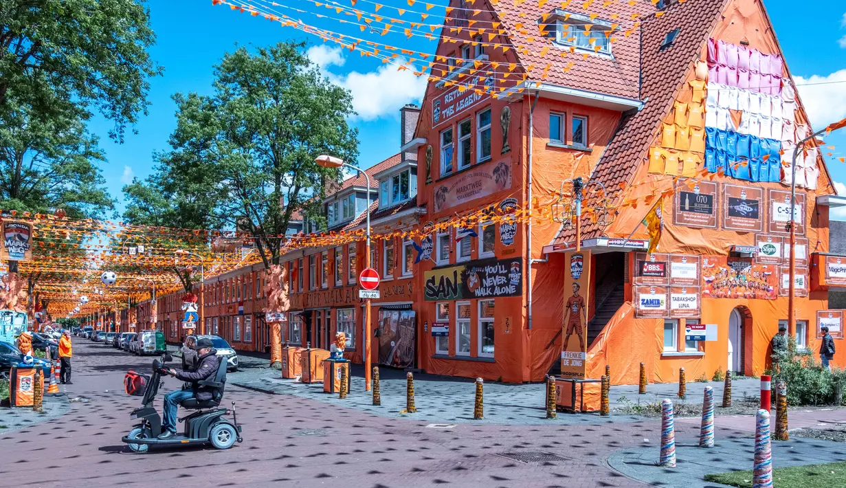 Suasana Jalan Marktweg di Den Haag, Belanda, didekorasi menjelang dimulainya Piala Dunia 2026, Selasa 9 Juni 2026. (AP Photo/Patrick Post)
