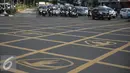 Yello Box Junction berlambang burung dikawasan Harmoni, Jakarta, Rabu (27/4/2016). Yellow box junction tersebut merupakan bagian dari program corporate social responsibility (CSR) dari Blue Bird. (Liputan6.com/Faizal Fanani)