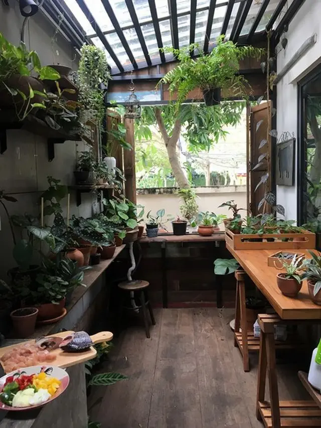 Desain Dapur Minimalis Sederhana di Desa di Kelilingi Tanaman