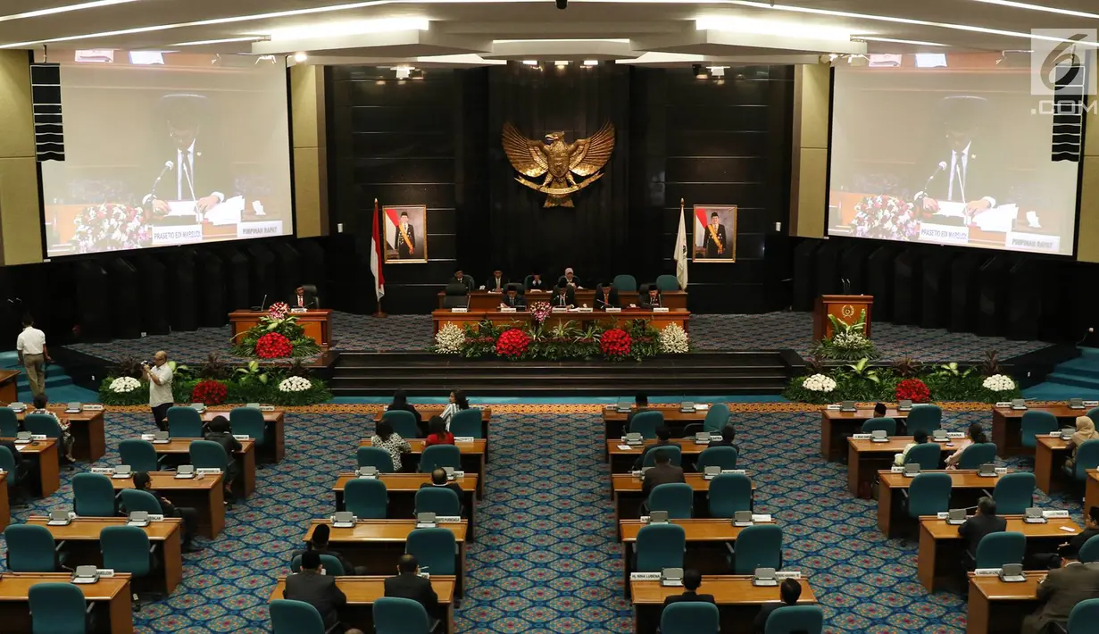 Suasana sidang paripurna istimewa di Gedung DPRD DKI Jakarta, Rabu (31/5). DPRD DKI Jakarta mengusulkan kepada Kemendagri untuk mengangkat Djarot sebagai Gubernur DKI. (Liputan6.com/Immanuel Antonius)