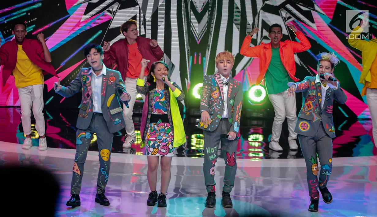 Pedangdut Siti Badriah berkolaborasi dengan boyband Korea, GTI saat tampil dalam acara Indonesian Dangdut Awards 2018 di Studio 5 Indosiar, Jakarta, Jumat (12/10). Mereka membawakan lagu Lagi Syantik. (Liputan6.com/Faizal Fanani)