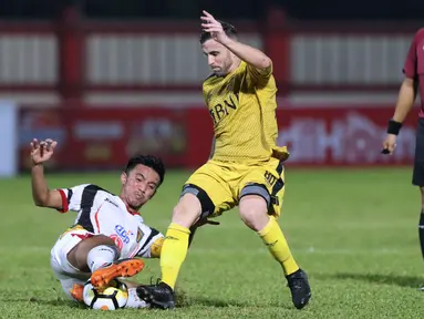 Kapten tim Mitra Kukar, Bayu Pradana (bawah) berebut bola dengan pemain Bhayangkara FC, Paulo Sergio dilanjutan Go-Jek Liga 1 Indonesia 2018 bersama Bukalapak di Stadion PTIK Jakarta, Kamis (17/5). Mitra Kukar kalah 0-1. (Liputan6.com/Helmi Fithriansyah)