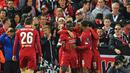 Para pemain Liverpool merayakan gol yang dicetak Sadio Mane ke gawang Salzburg pada laga Liga Champions di Stadion Anfield, Liverpool, Rabu (2/10). Liverpool menang 4-3 atas Salzburg. (AFP/Paul Ellis)