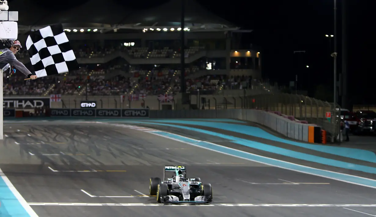 Nico Rosberg saat menyentuh garis finis pertama F1 GP Abu Dhabi yang berlangsung di Sirkuit Yas Marina, Abu Dhabi, UEA, Minggu (29/11/2015). (AFP/Marwan Naamani)