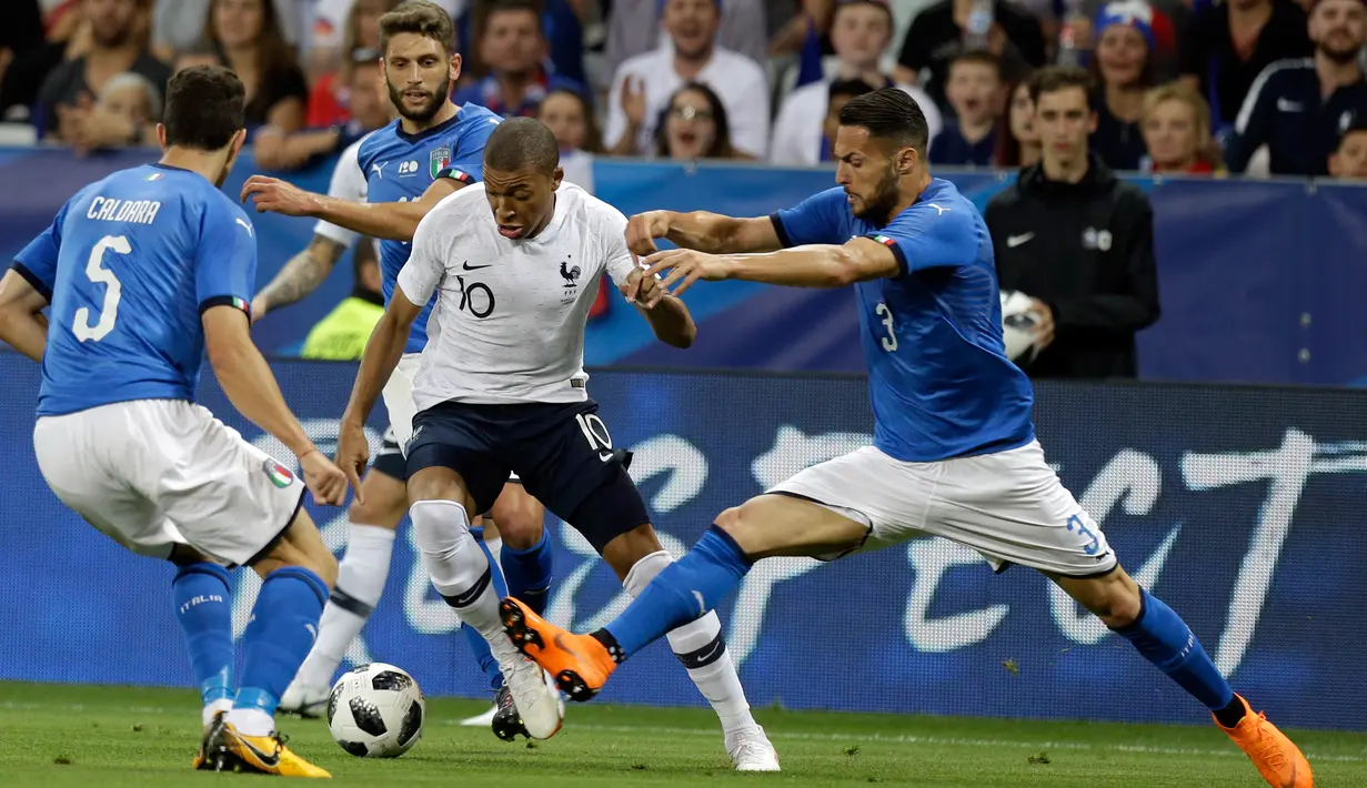 Penyerang Prancis, Kylian Mbappe (tengah) berusaha melewati para pemain Italia saat bertanding pada pertandingan persahabatan di stadion Allianz Riviera di Nice, Prancis selatan (1/6). Prancis menang telak 3-1 atas Italia. (AP Photo / Claude Paris)