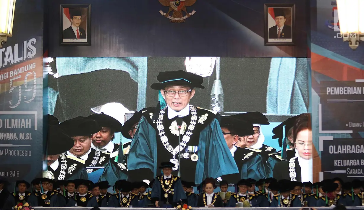 Rektor Institut Teknologi Bandung (ITB) Kadarsah Suryadi menyampaikan kata sambutan dalam acara Dies Natalis ke-59 ITB di Aula Barat ITB, Bandung, Jawa Barat, Jumat (2/3). (Liputan6.com/Immanuel Antonius)