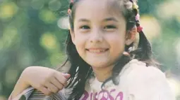 Perempuan kelahiran 2 Juni 1995 sudah percaya diri sedari kecil. Ia saat difoto terbiasa tersenyum dengan manisnya. Tak heran lucunya Chelsea Islan saat kecil ini bikin warganet senyum-senyum. (Liputan6.com/IG/chelseaislan)