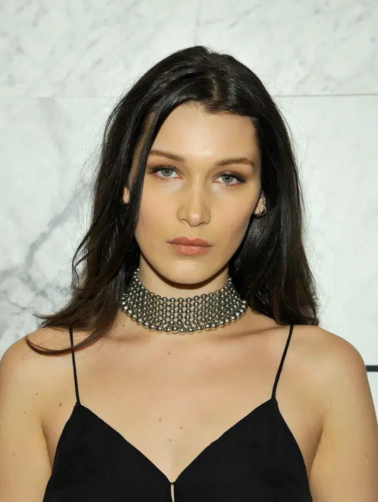 Bella Hadid tak menanggapi hujatan dan komentar dari netizen. Dirinya malah asyik berlibur dengan sahabat-sahabatnya. (AFP/Bintang.com)