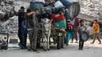 Penduduk Palestina mengangkut barang-barang mereka dengan kereta yang ditarik keledai saat mereka mengungsi dari kawasan Abu Iskandar di bagian utara Kota Gaza pada 22 Agustus 2025. (Bashar TALEB/AFP)