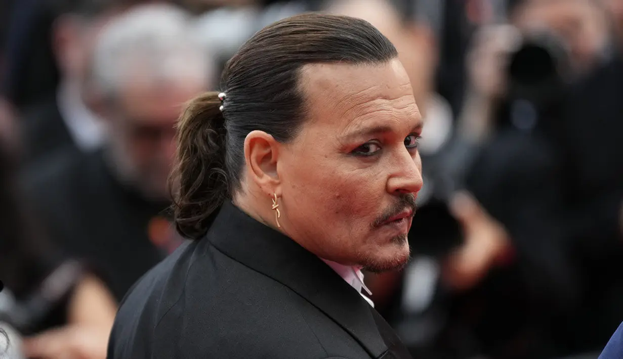 <p>Penampilan perdana Johnny Depp usai berkonflik dengan Amber Heard rupanya disamut meriah oleh hadirin yang datang. Bahkan, salah satu penonton meneriakkan dukungan kepada sang aktor. (Photo by Scott Garfitt/Invision/AP)</p>