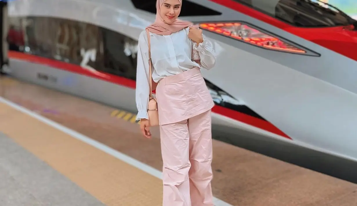 Lagi, melihat Syahnaz Sadiqah dengan gaya femininnya mengenakan outfit berwarna pink. Ia memadukan atasan putih lengan panjang dengan celana edgy pink, yang serasi dengan hijab dan sneakersnya. [Foto: Instagram/syahnazs]
