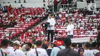Presiden Joko Widodo menyapa relawan saat menghadiri acara Gerakan Nusantara Bersatu: Satu Komando Untuk Indonesia di Stadion Utama Gelora Bung Karno, Jakarta, Sabtu (26/11/2022). Gerakan Nusantara Bersatu dari berbagai elemen relawan Jokowi itu untuk menyelaraskan persepsi barisan satu komando di bawah arahan Presiden Joko Widodo. (Liputan6.com/Faizal Fanani)