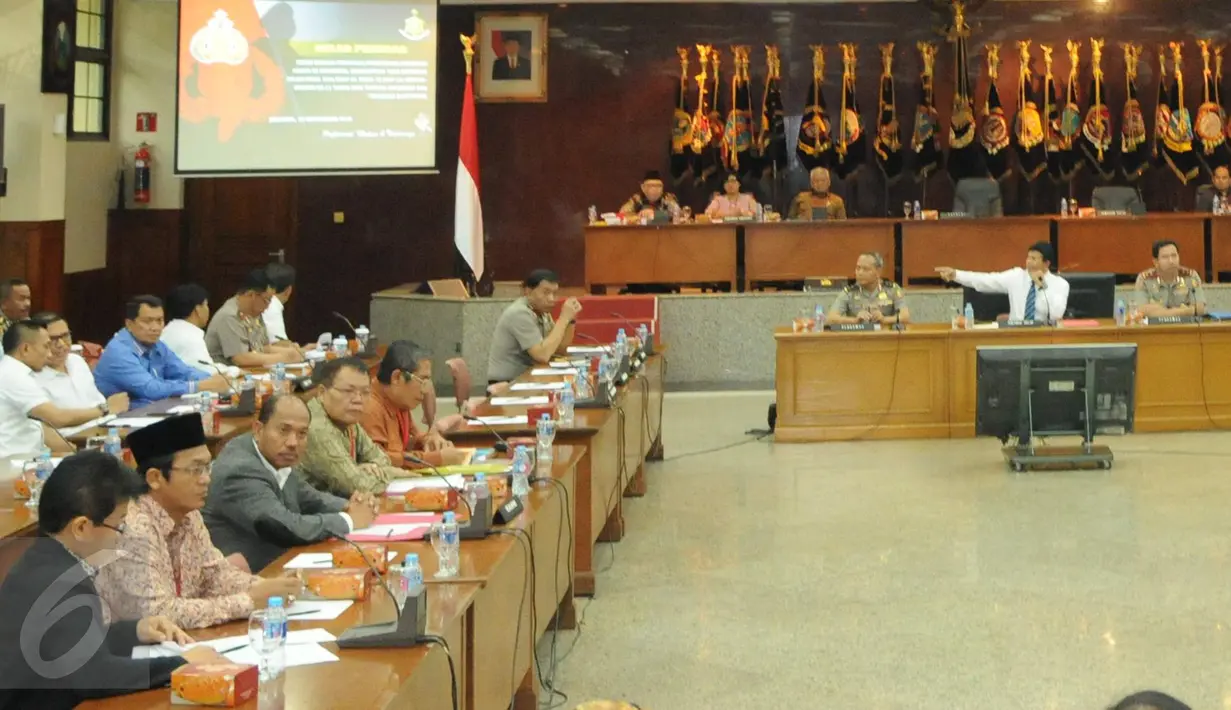 Sejumlah saksi dan pelapor mengikuti gelar perkara kasus dugaan penistaan agama oleh Basuki Tjahaja Purnama, yang dipimpin Kabareskrim Polri Komjen Ari Dono Sukmanto di Gedung Rupatama, Mabes Polri, Jakarta, Selasa (15/11). (Liputan6.com/Helmi Afandi)