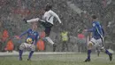 Bek Tottenham Hotspur Danny Rose mengendalikan bola saat menghadapi tim League One, Rochdale pada laga ulangan (replay) babak 16 besar Piala FA di Satdion Wembley, Kamis (1/3). Tottenham Hotspur maju ke perempat final usai menang 6-1. (Adrian DENNIS/AFP)