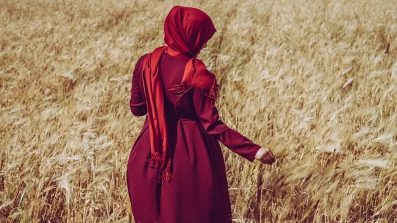Ilustrasi Gamis Satin (Credit: Chermiti Mohamed/Unsplash)