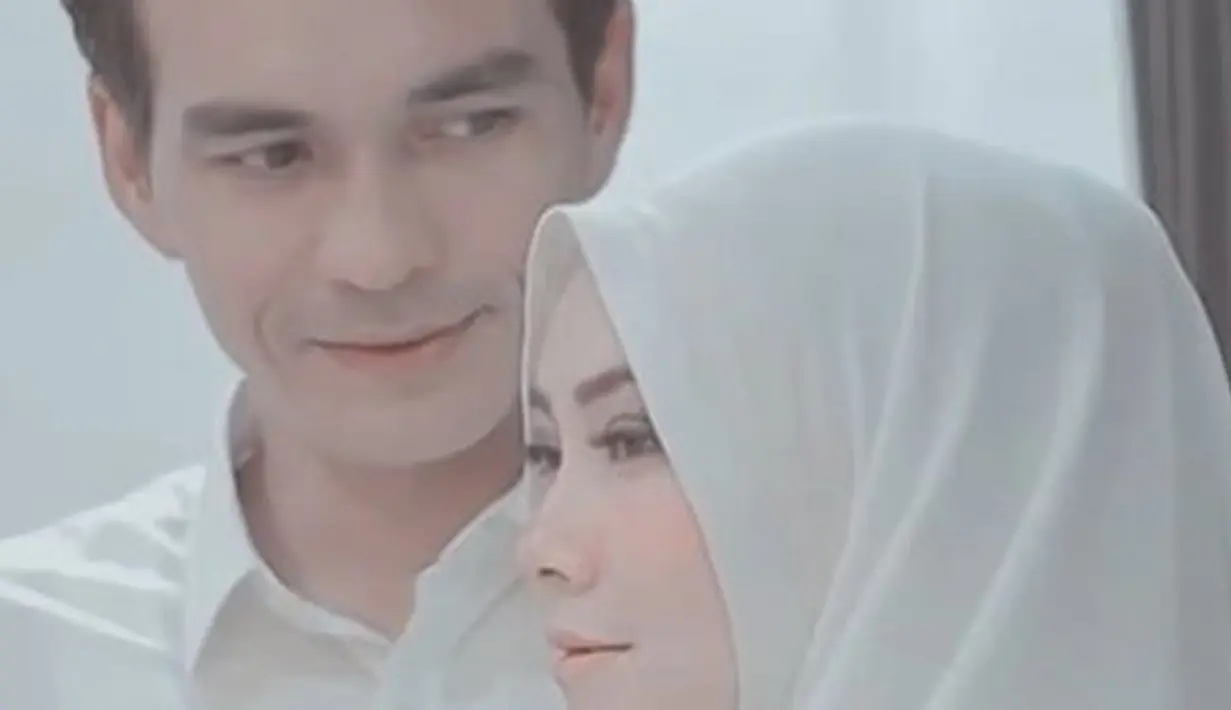 Hampir dua tahun melewati hari tanpa pendamping, Teddy Syach memutuskan untuk kembali melanjutkan hidup dengan menikahi seorang gadis pujaannya. Seperti diketahui, sang istri Rina Gunawan telah meninggal dunia karena Covid-19 pada 2 Maret 2021. (Liputan6.com/IG/@nitanitnot02)