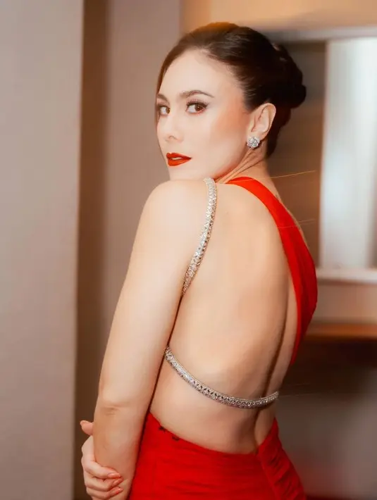 Wulan Guritno tampil mengenakan gaun berwarna merah dengan model backless yang memperlihatkan punggungnya. Tampilannya pun cukup elegan. [@wulanguritno]